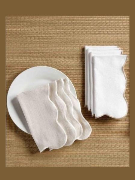 Set of 4 Taupe Trim Scalloped Napkins