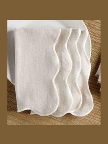 Set of 4 White Trim Scalloped Napkins